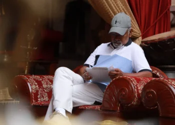 The director Mani Ratnam at work on set